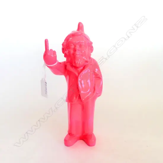 PINK RESIN GNOME PULLING THE FINGER H.250mm