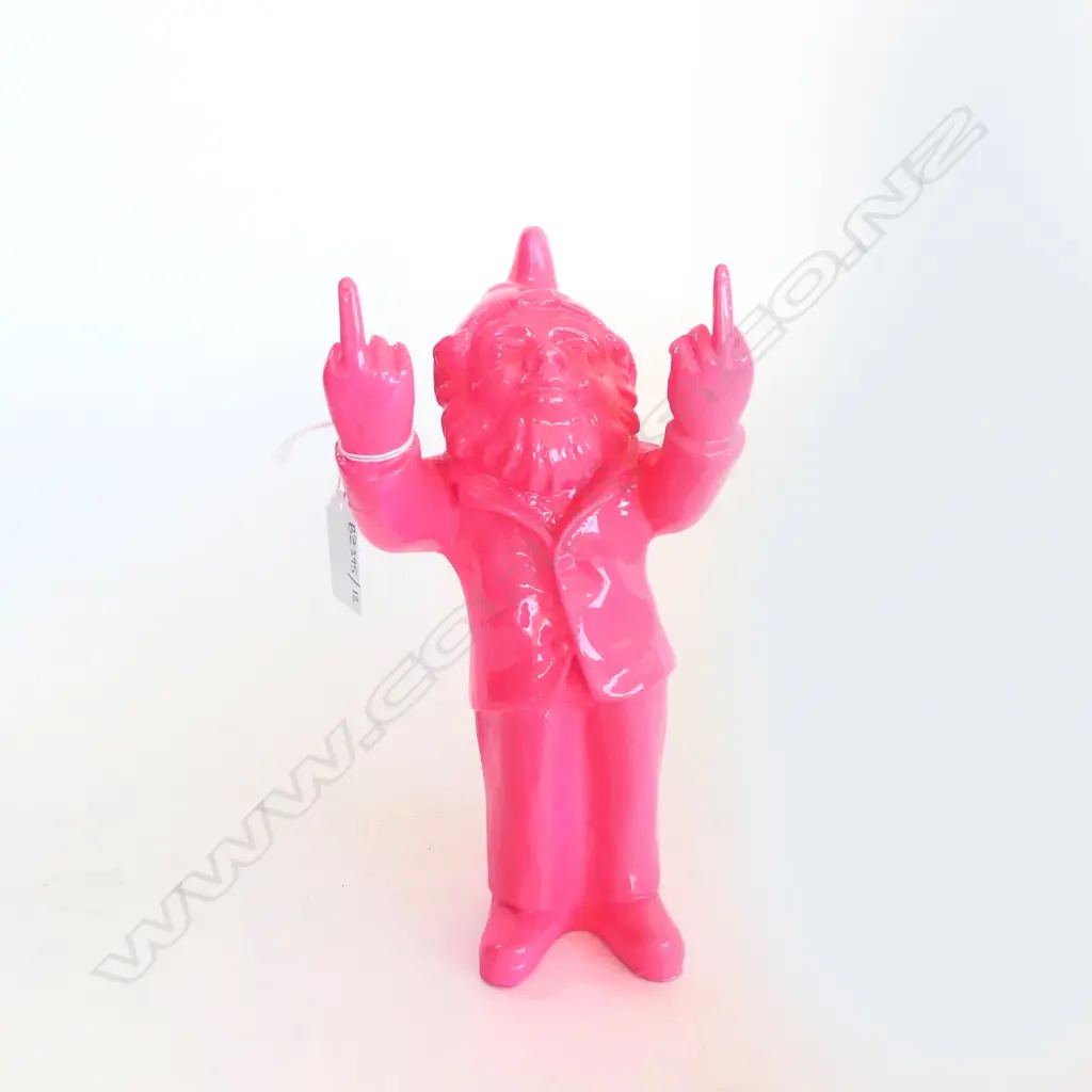 PINK RESIN GNOME PULLING THE FINGERS H.240mm Image 1++