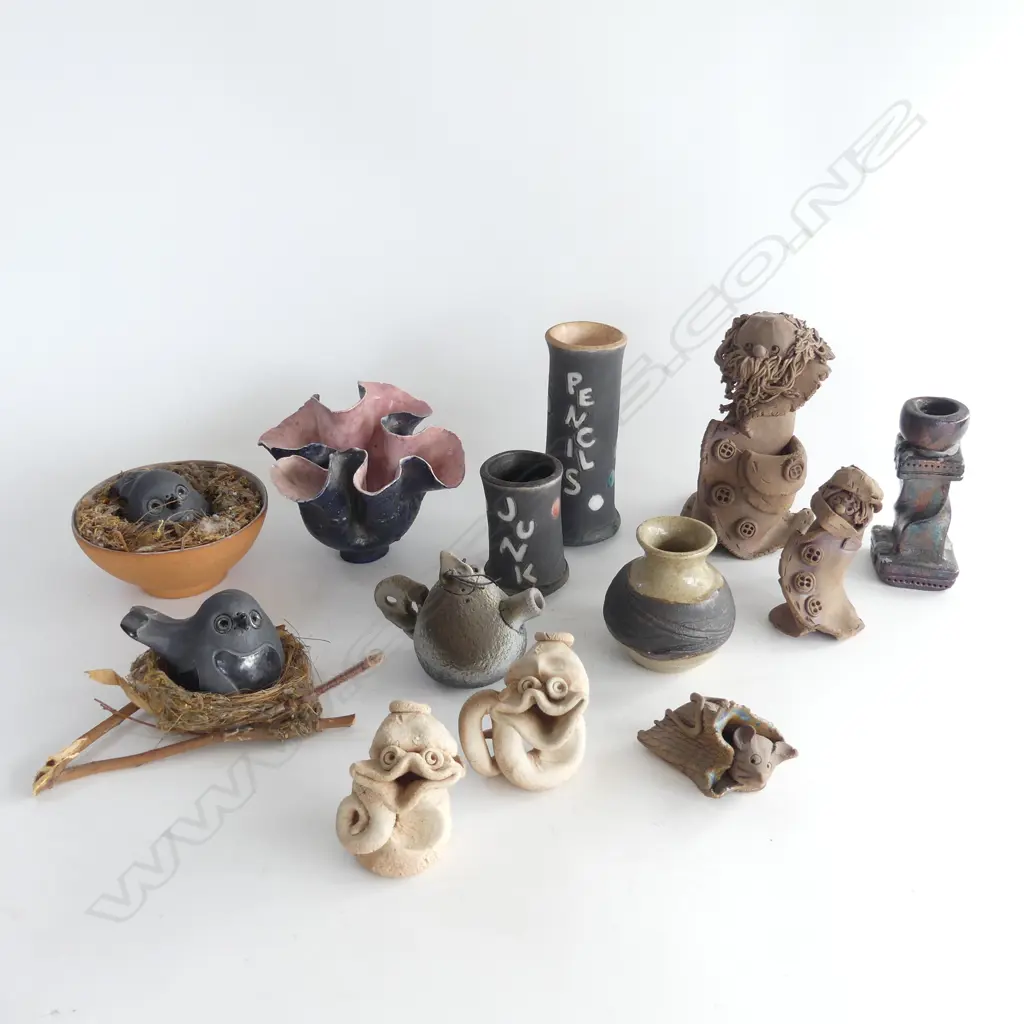 TRAY OF SMALL STUDIO POTTERY PCS Image 1++
