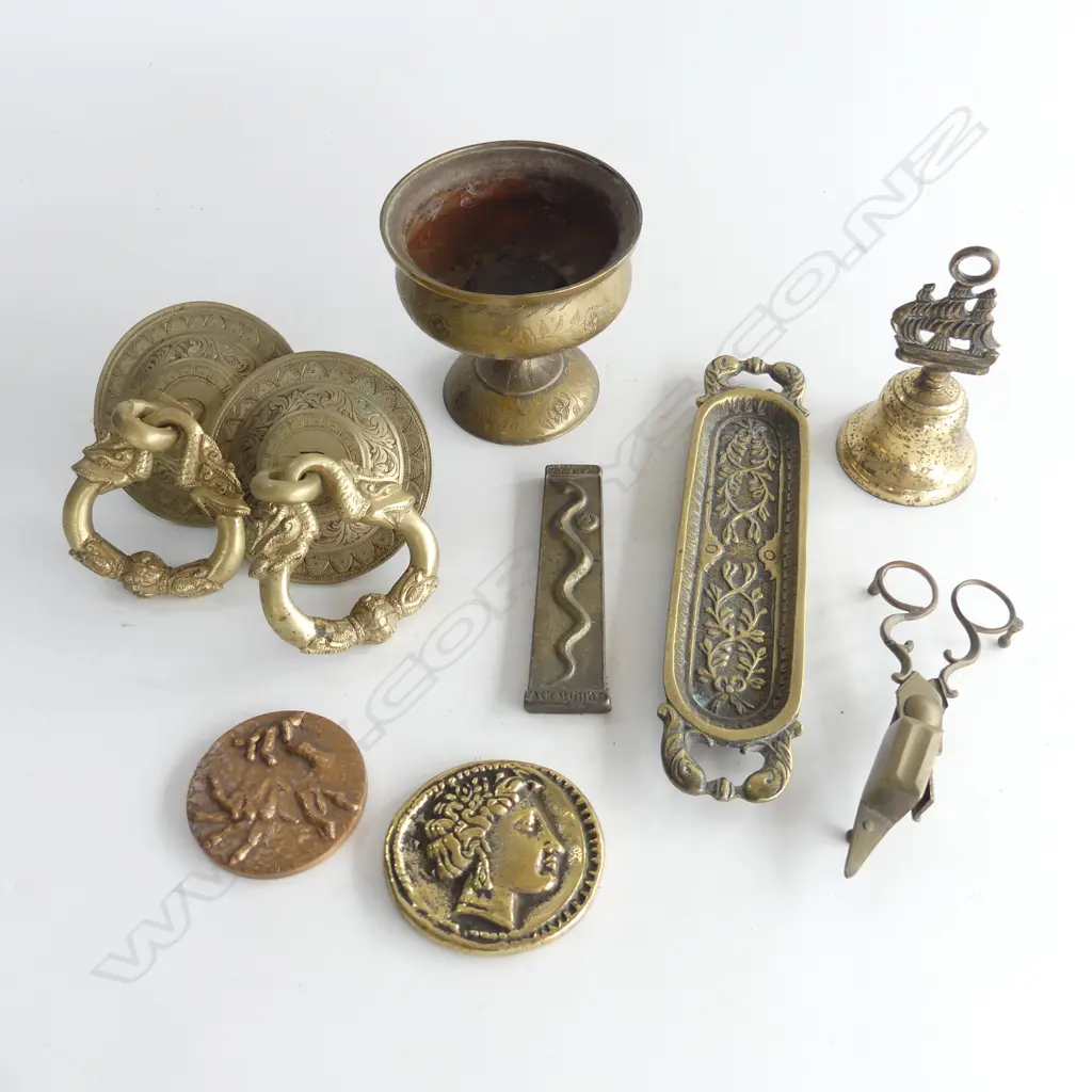 SHOE BOX OF COLLECTABLE BRASS ITEMS DOOR HANDLES  DESK ORNS ETC  Image 1++