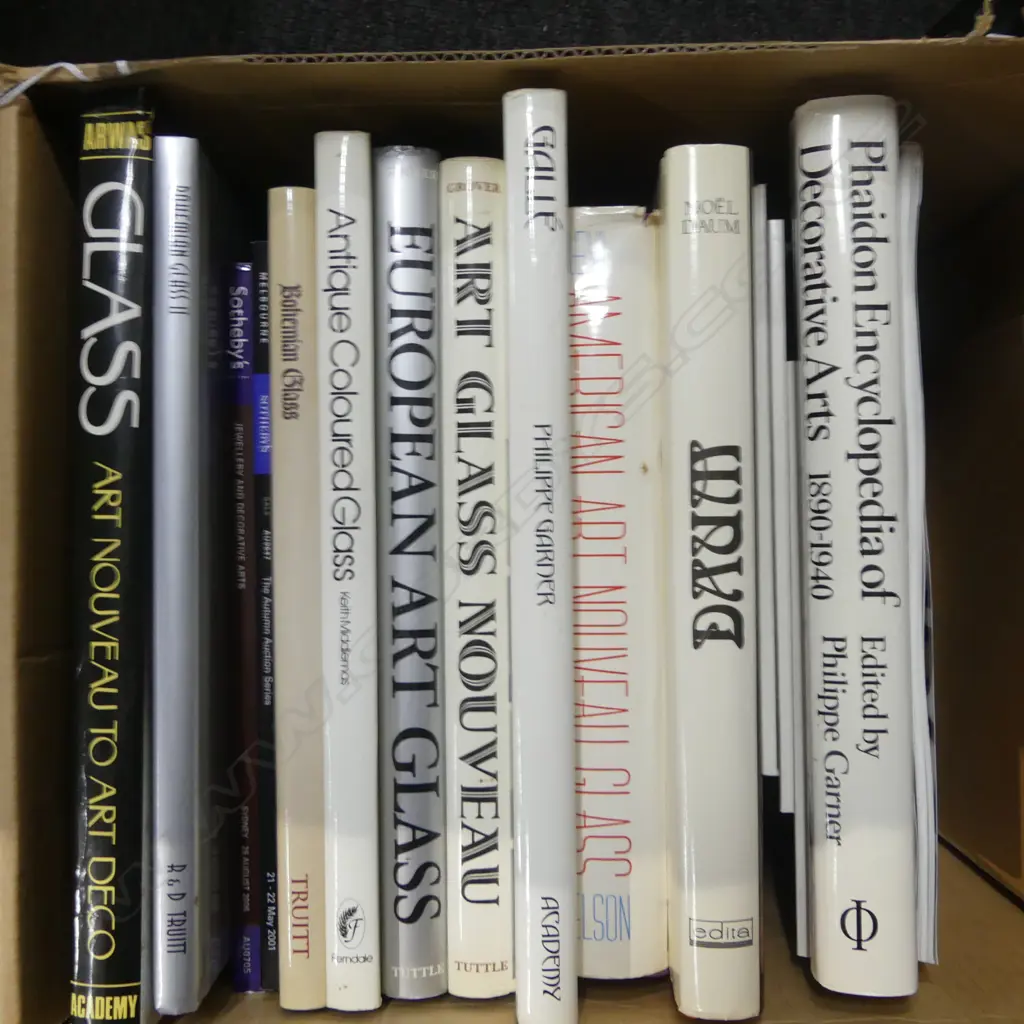 BOX LOT REF BOOKS ON ART GLASS  DAUM BOHEMIAN GLASS  AMERICAN ART GLASS ETC ETC Image 1++