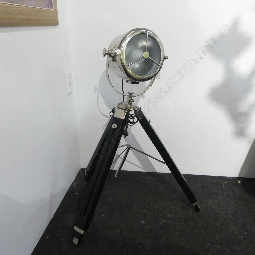 MODERN TRIPOD LAMP H.950mm Image 1++