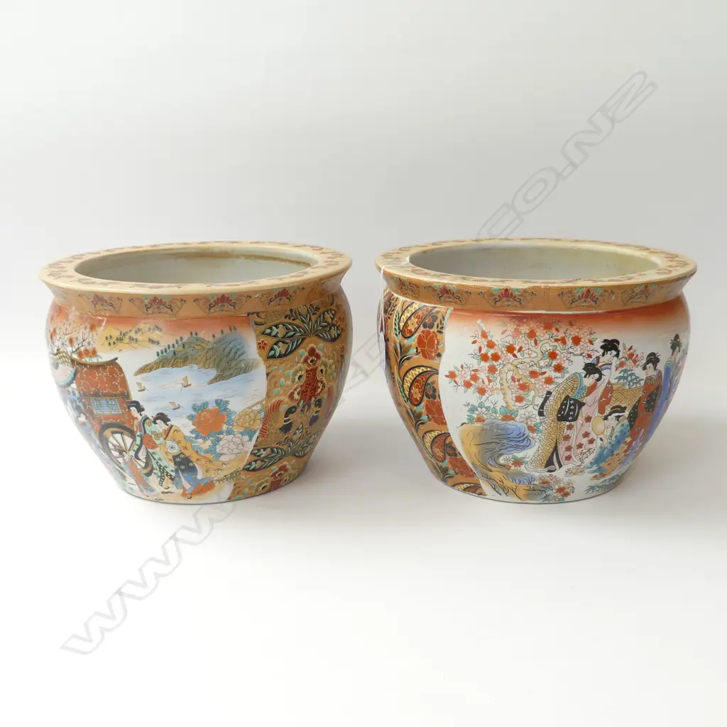 2 PLANTER POTS Image 1++