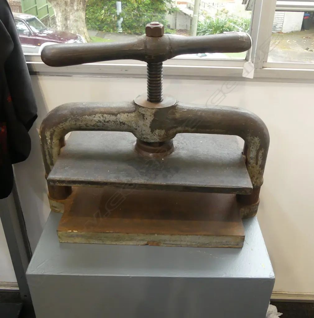 METAL BOOK BINDING PRESS Image 1++