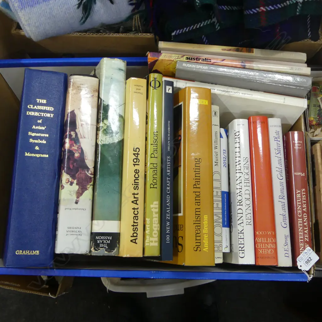 ASST. BOOKS; NZ & WORLD ART, CERAMICS, CRAFT ETC Image 1++