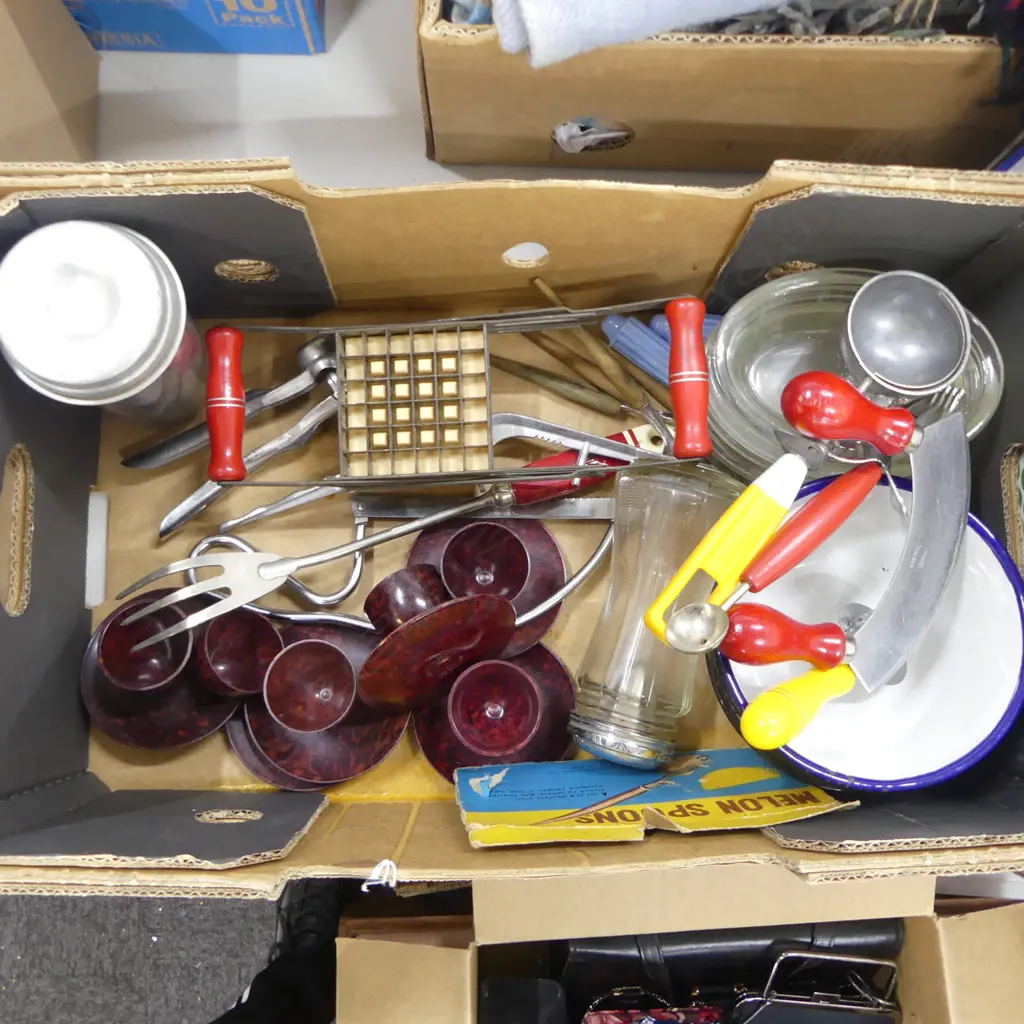 BOX OF MID CENTURY KITCHENALIA – NUTBROWN ITEMS, ENAMEL BOWLS, PYREX DISHES, BAKELITE EGG CUPS ETC   Image 1++