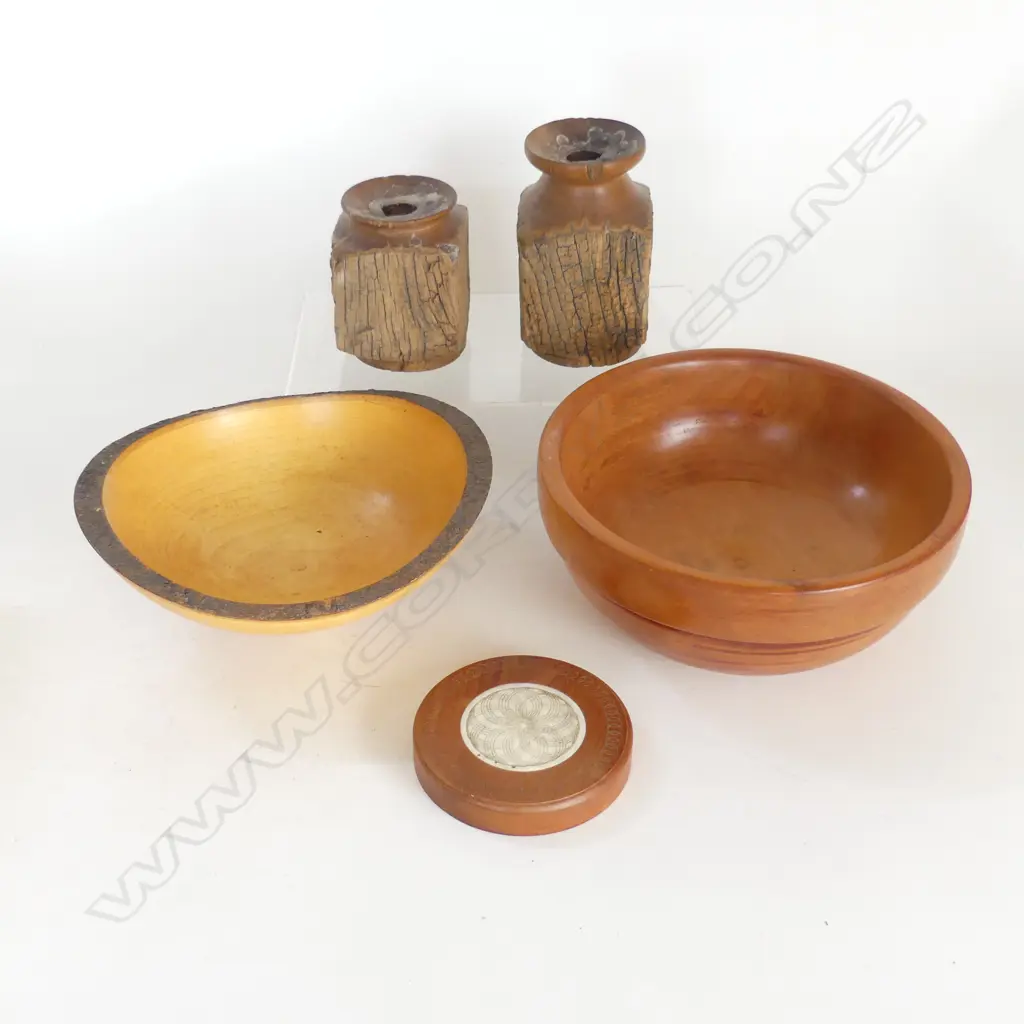 SML BOX TURNED WOOD PIECES Image 1++