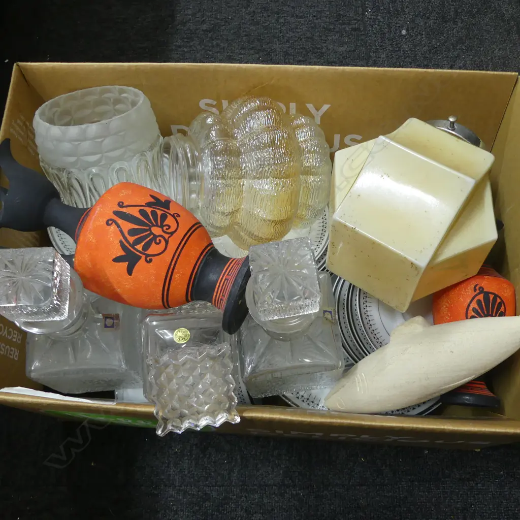 DINNER SET, 3 DECANTERS, LIGHT FITTINGS ETC Image 1++