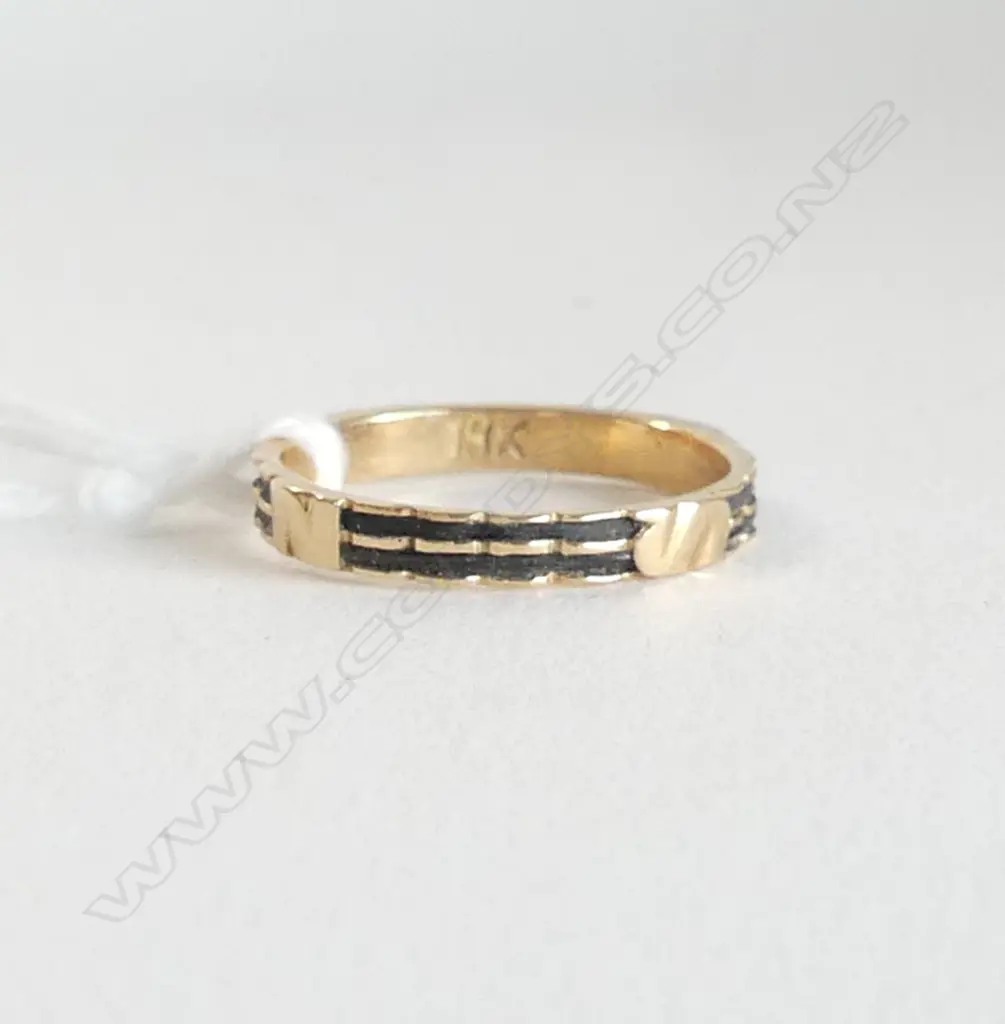 18ct GOLD BAND DESIGNER RING black highlights w N & S (North & South?) 1.12gms Image 1++
