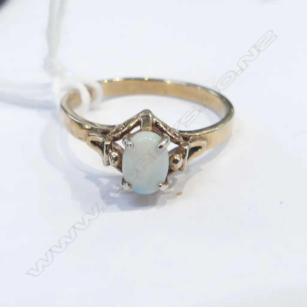 VINTAGE 9ct GOLD & MILK OPAL RING 1.52gms Image 1++