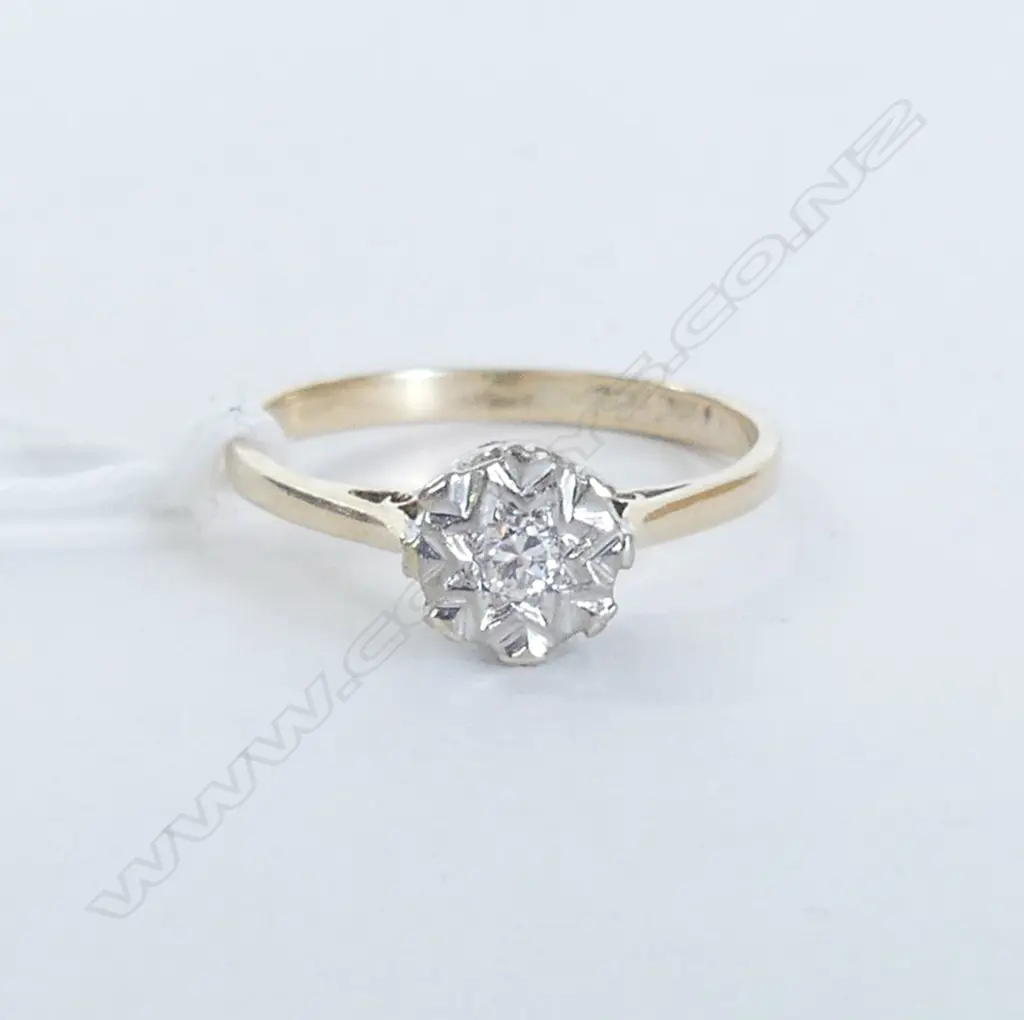 9ct &  DIAMOND RING SIZE R 2.5gms Image 1++