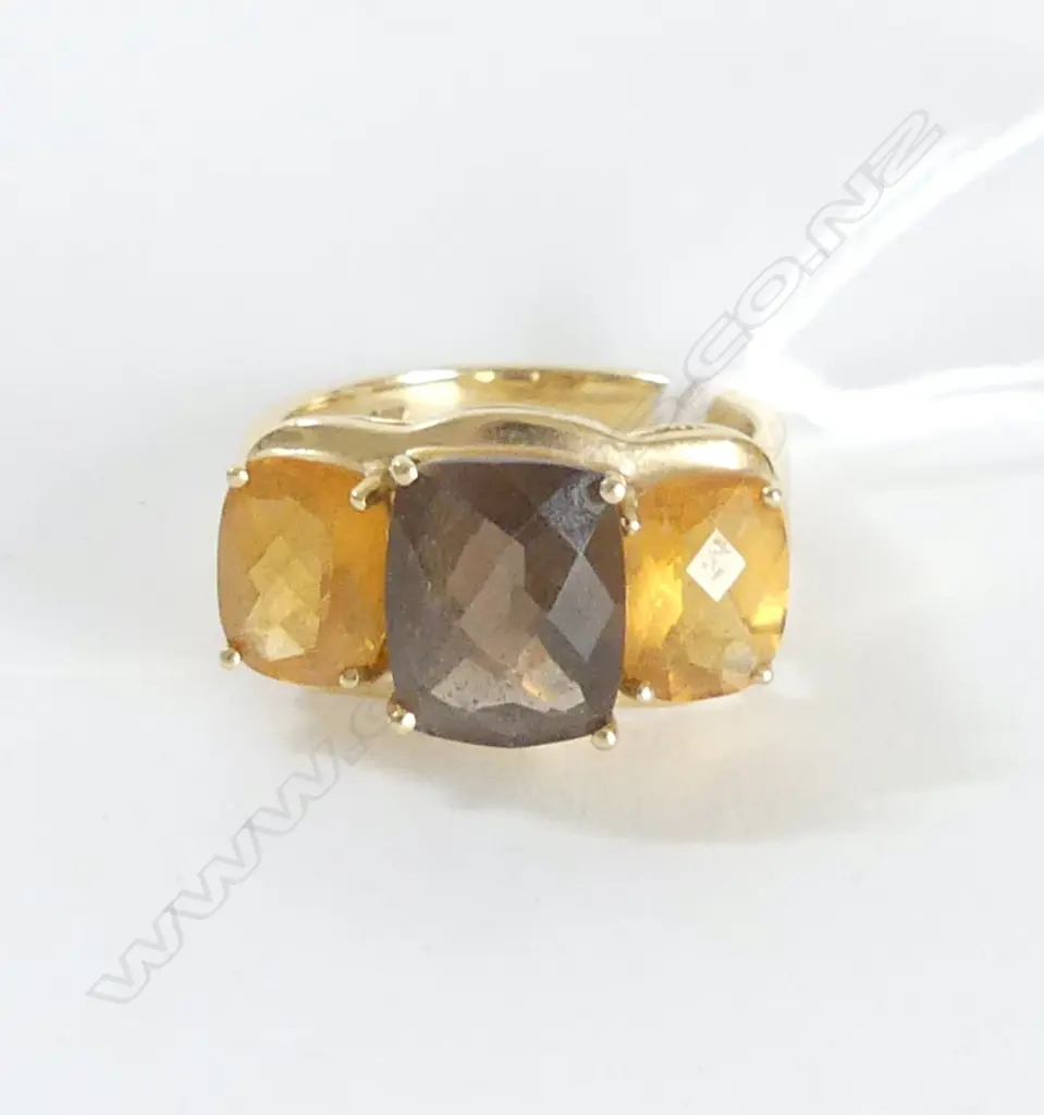 14CT GOLD AND 3 STONE CITRINE RING 5.32gm Image 1++