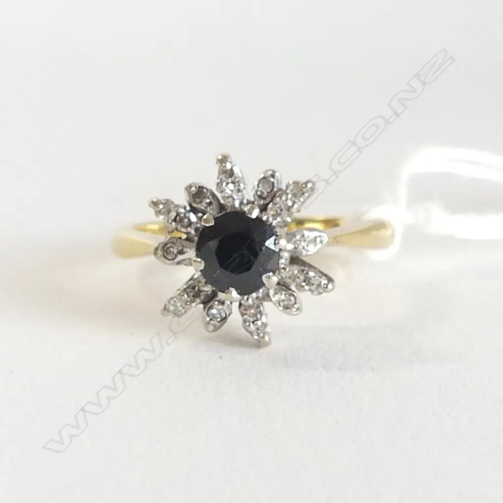 18CT GOLD SAPPHIRE & DIAMOND CLUSTER RING 4.84gms Image 1++