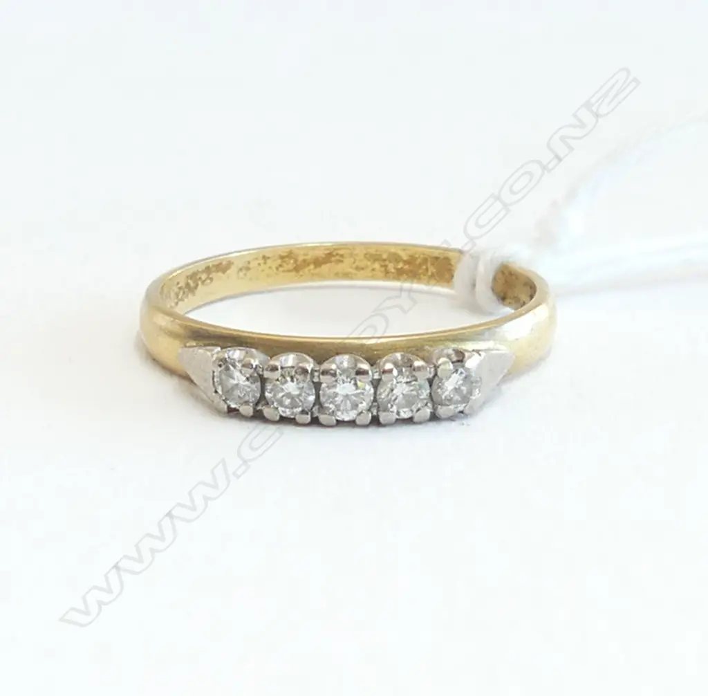 18CT YELLOW GOLD & 5 DIAMOND BRIDGE RING 2.95gms Image 1++