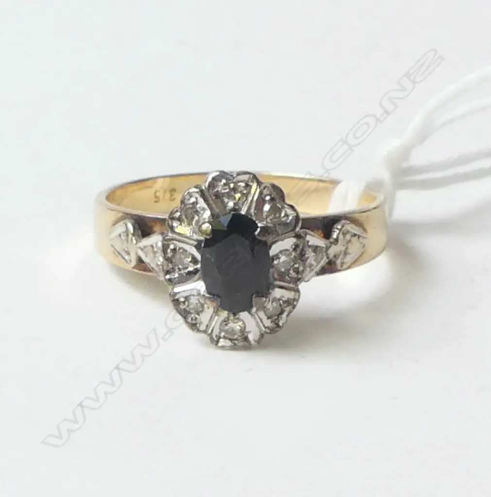 9ct SAPPHIRE & DIAMOND CLUSTER RING 2.8gms Image 1++