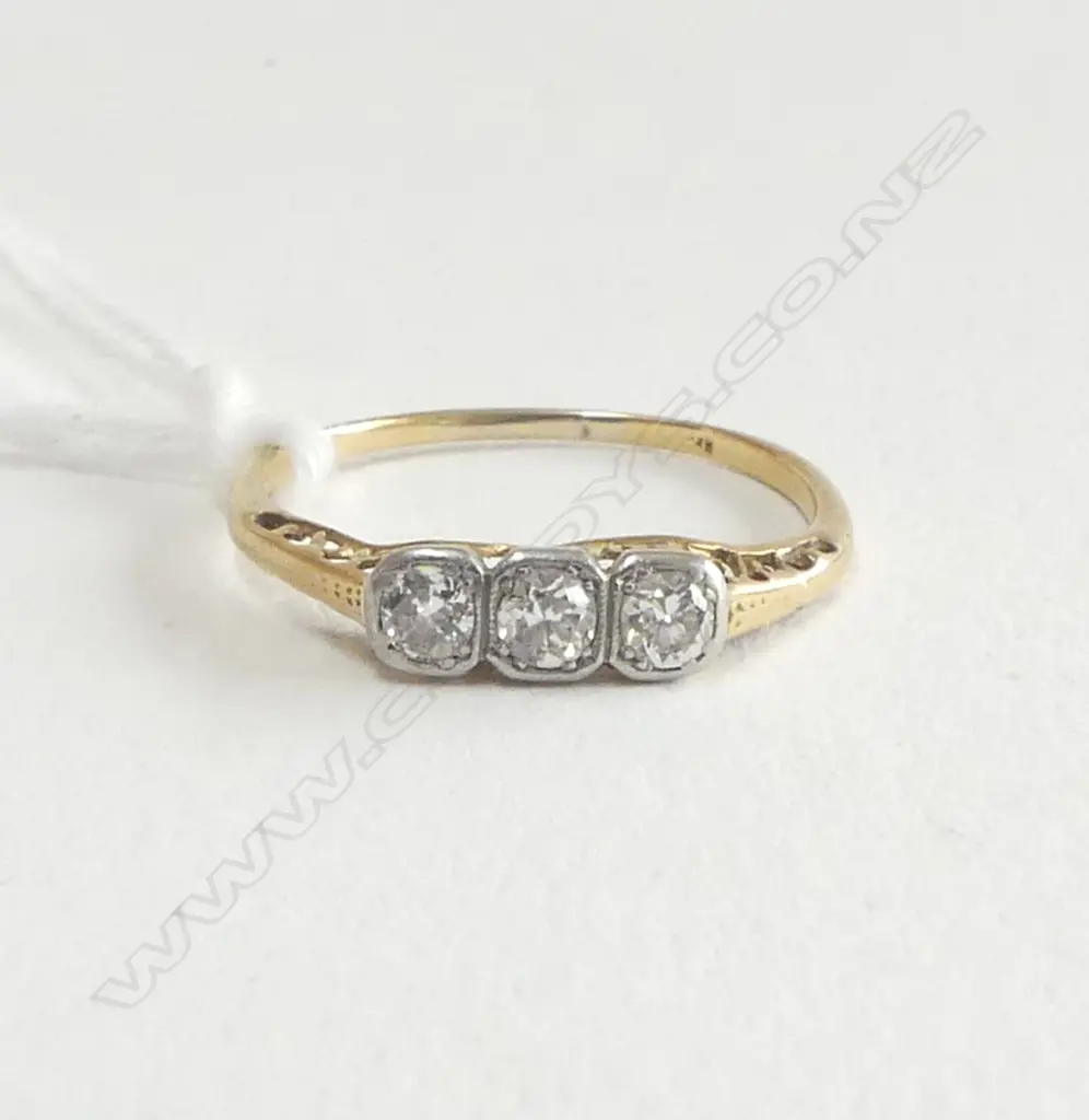 ART DECO 18ct 3 STONE DIAMOND RING 1.42gms Image 1++