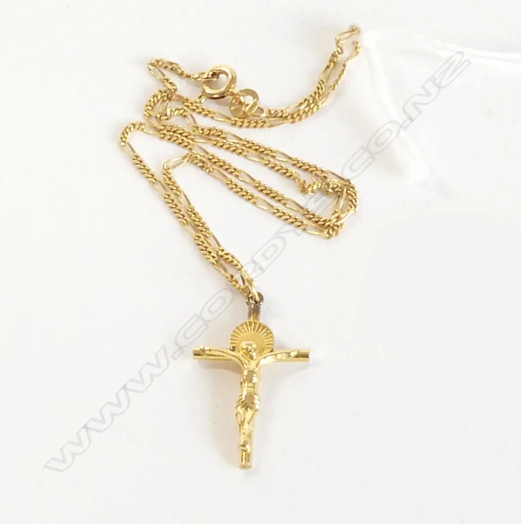 14ct YELLOW GOLD CRUXIFIX PENDANT ON NECK CHAIN 3.24gms Image 1++
