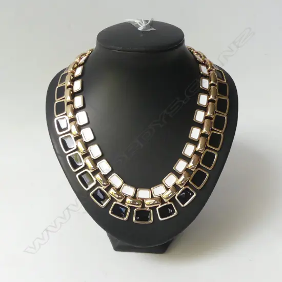 FASHION NECKLACE BLACK & WHITE ON GOLD PLATE 43CM 