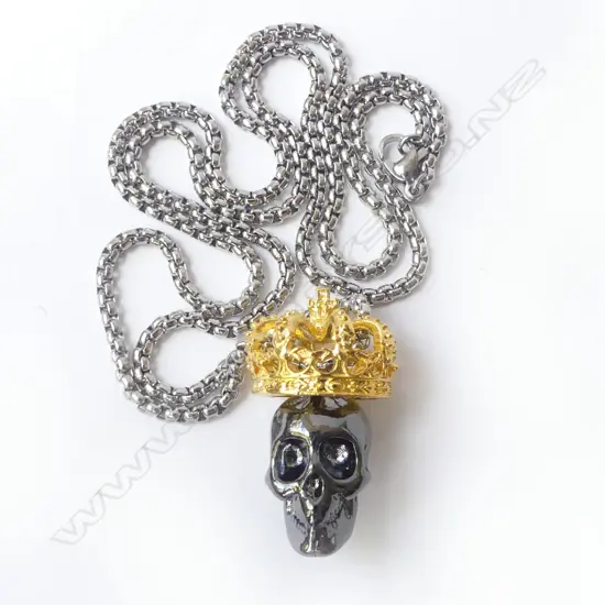 UNUSUAL SKULL & GOLDEN CROWN PENDANT 