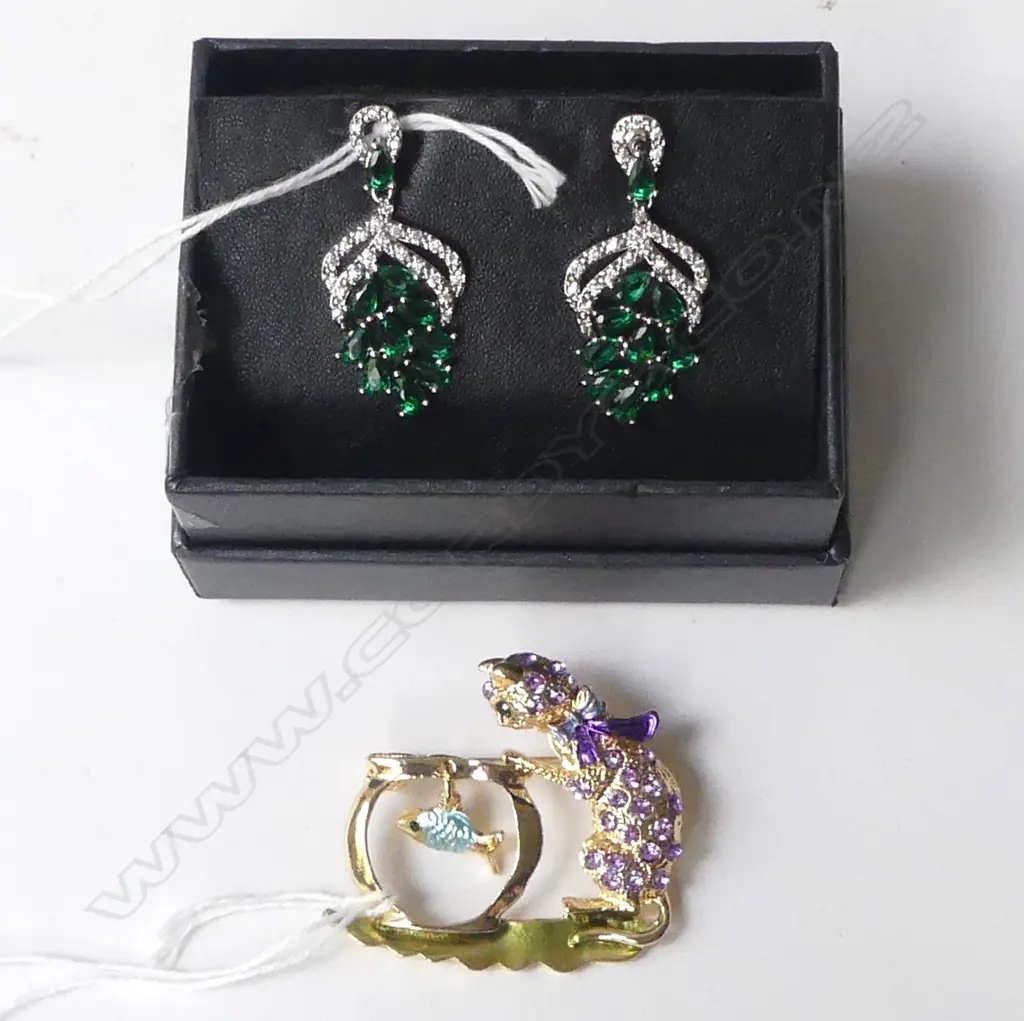 2 PC; COSTUME CAT w FISH BOWL DIAMANTE BROOCH & PR DROP GRN  DIAMANTE EARRINGS Image 1++