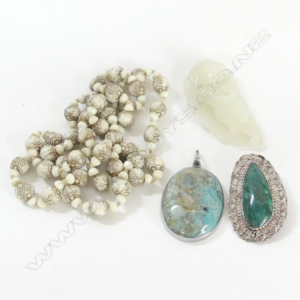 2 AGATE PENDANTS, MUTTON FAT JADE CARVING L.65mm, BEADED NECKLACE Image 1++