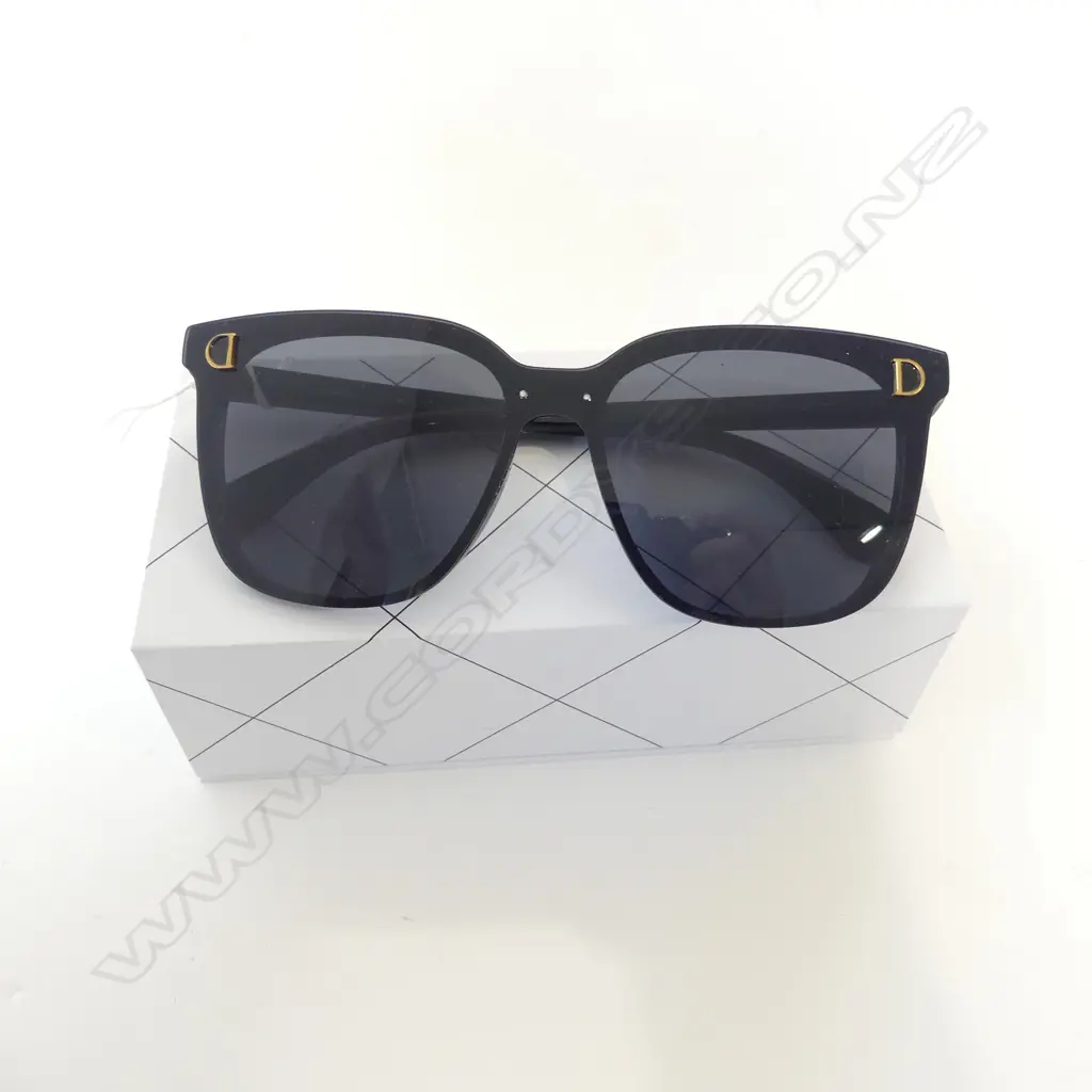 REPLICA BLACK DIOR SUNGLASSES w box Image 1++