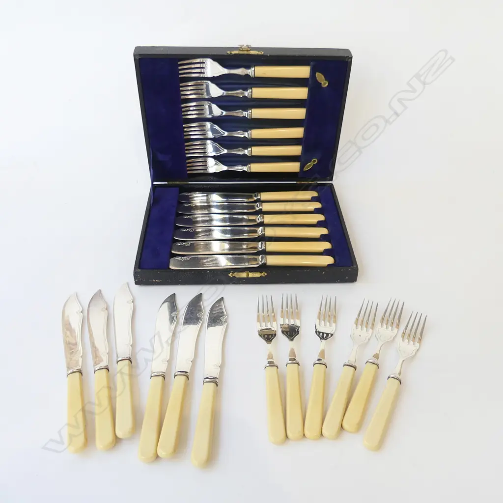 2 IVORINE HANDLED FISH SETS (1 CASED) Image 1++