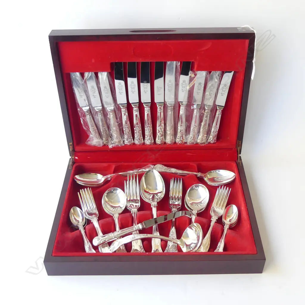 SILVER PLATE CUTLERY CANTEEN  Image 1++
