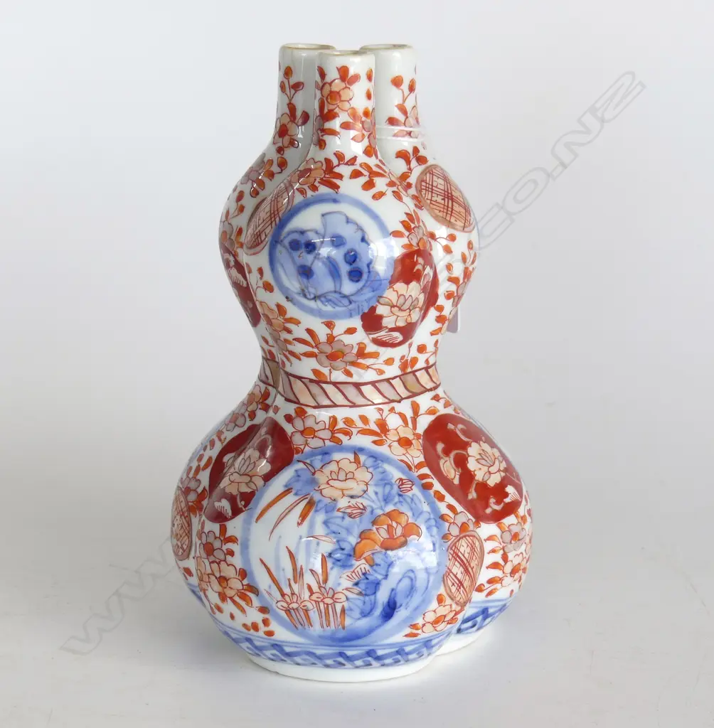 DOUBLE GOURD SHAPED IMARI VASES WITH TREFOIL OPENING. H. 177mm Image 1++