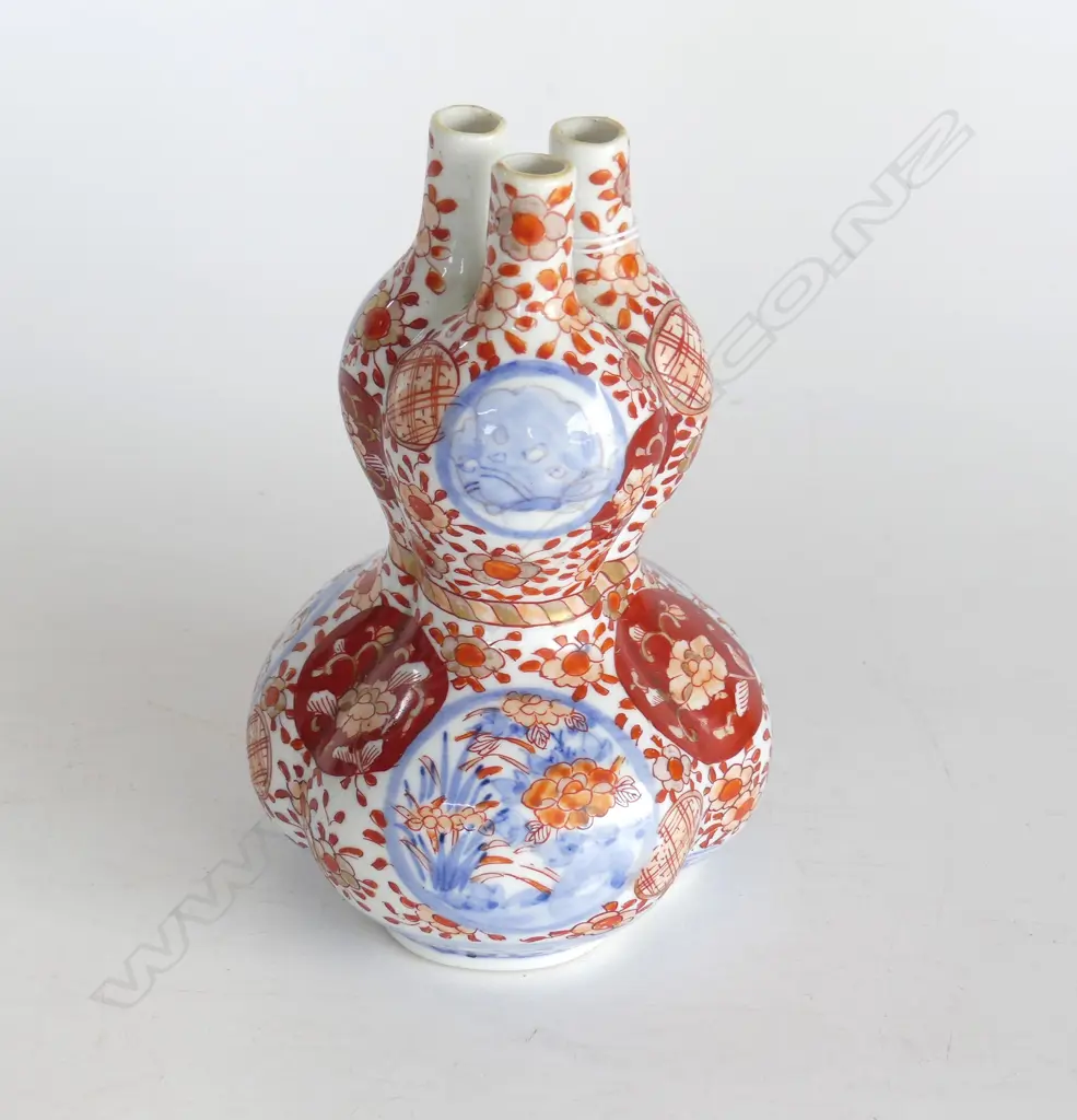 DOUBLE GOURD SHAPED IMARI VASES WITH TREFOIL OPENING. H. 175mm Image 1++