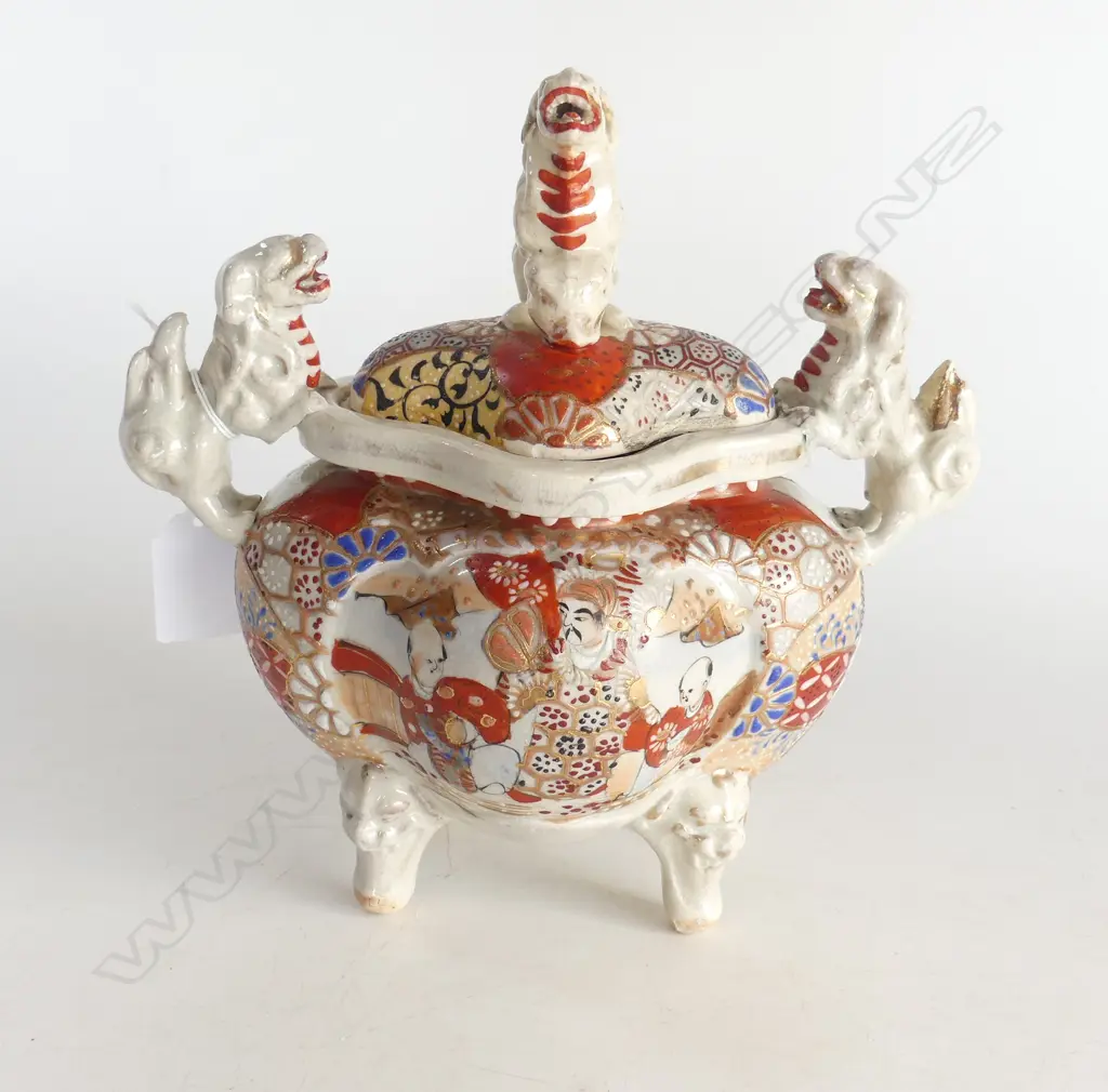 QUATRAFOIL SHAPED SATSUMA LIDDED POT WITH FOO DRAGON SUPPORTS & FINIAL. 200X140X200mm Image 1++