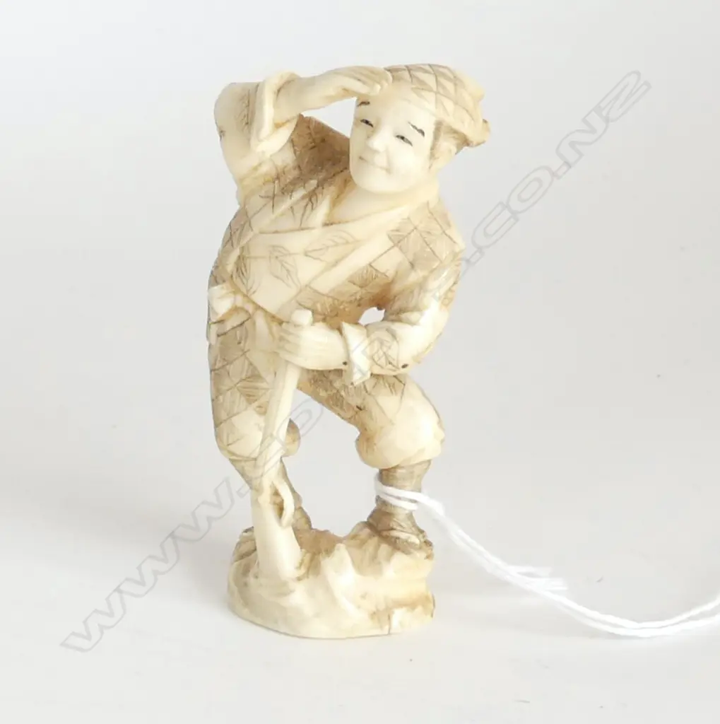 OLD MARINE IVORY ORIENTAL CARVING hunter standing EX. J & M STEPHENS H.80mm Image 1++