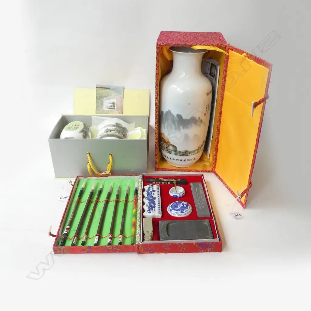 3 CHINESE BOXED PCES; LIDDED CUP & JAR, VASE H.355mm, INKSTONE CALLIGRAPHY SET Image 1++