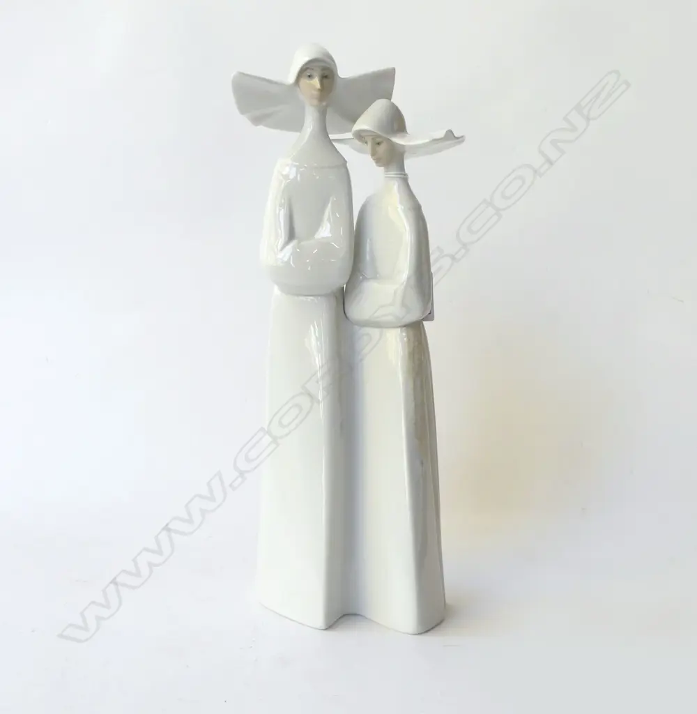 LLADRO NUNS H.330mm Image 1++