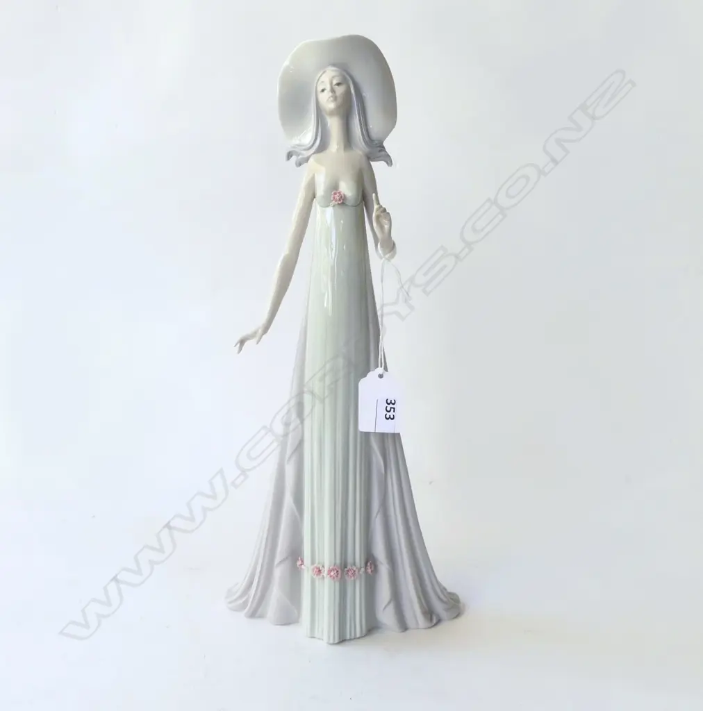 LLADRO TALL WOMAN #1431 H.350mm some damage to flowers on hat. Image 1++