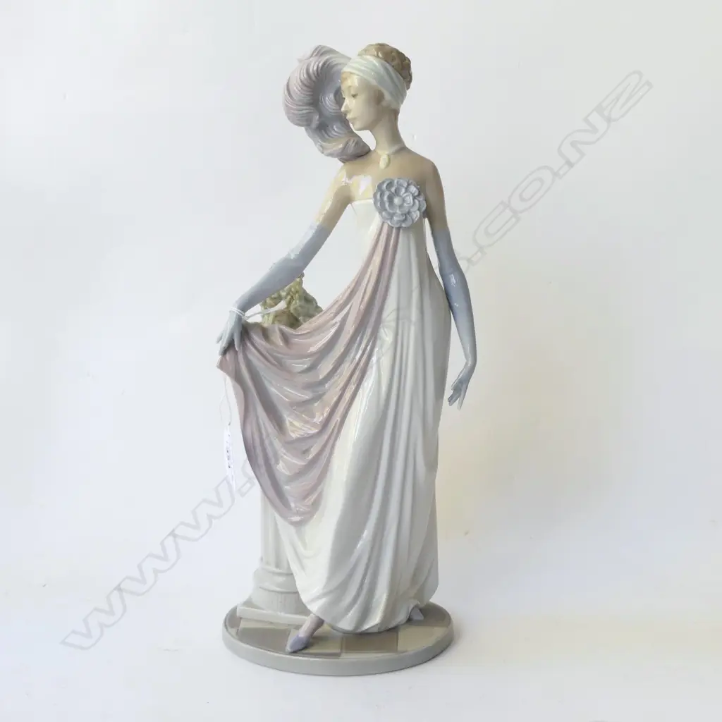 LLADRO WOMAN H.335mm  damage to finger Image 1++
