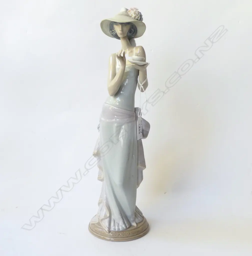 LLADRO WOMAN w. CUP #5470 H.360mm Image 1++