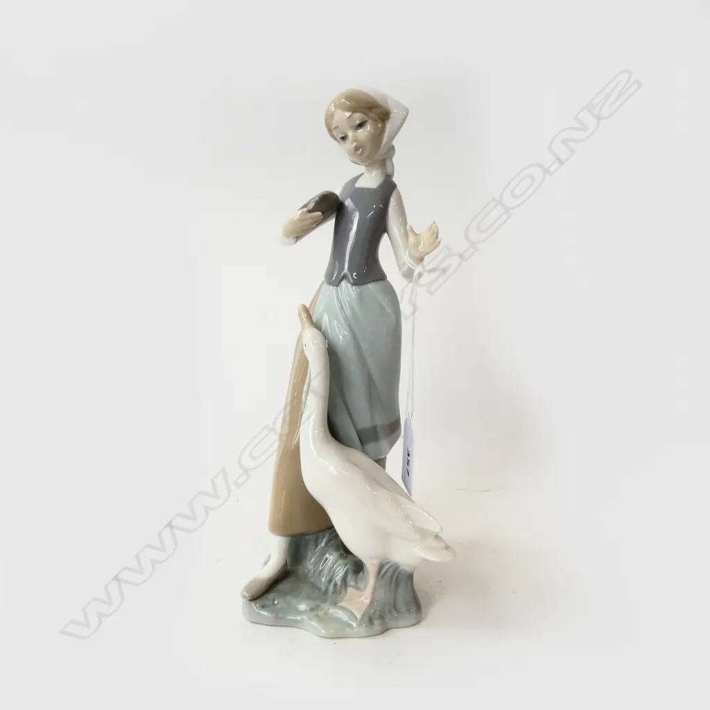LLADRO WOMAN w. GOOSE H.240mm Image 1++