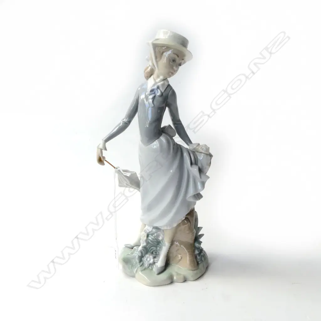 LLADRO WOMAN w. PARASOL H.280mm Image 1++