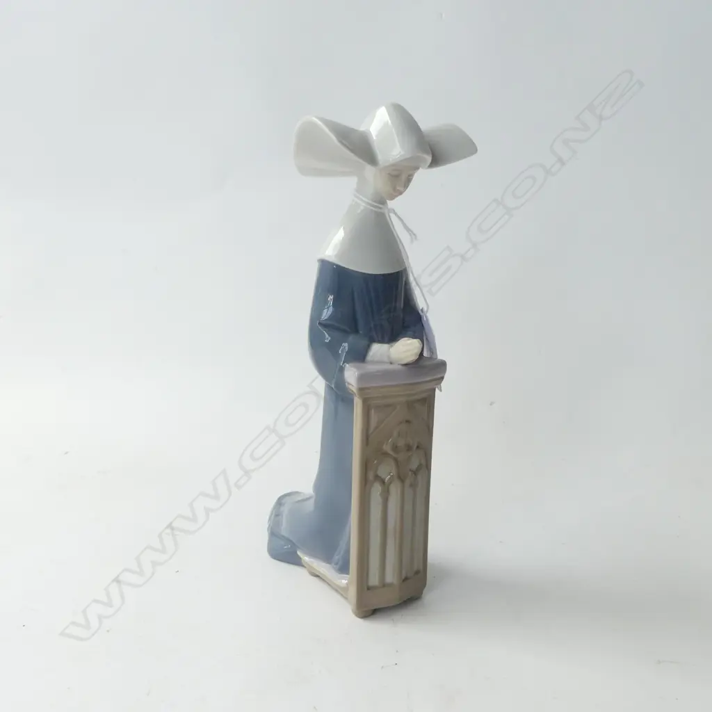 LLADRO #5502 PRAYING NUN H.210mm Image 1++
