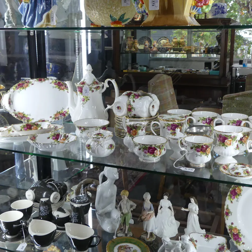 LGE QUATITY ROYAL ALBERT OLD COUNTRY ROSES, TWO SIZES SAIUCERS PLATES COFFEE POT ,COFFEE MUGS, 10 CUPS BOWLS CANDLESICK  Image 1++