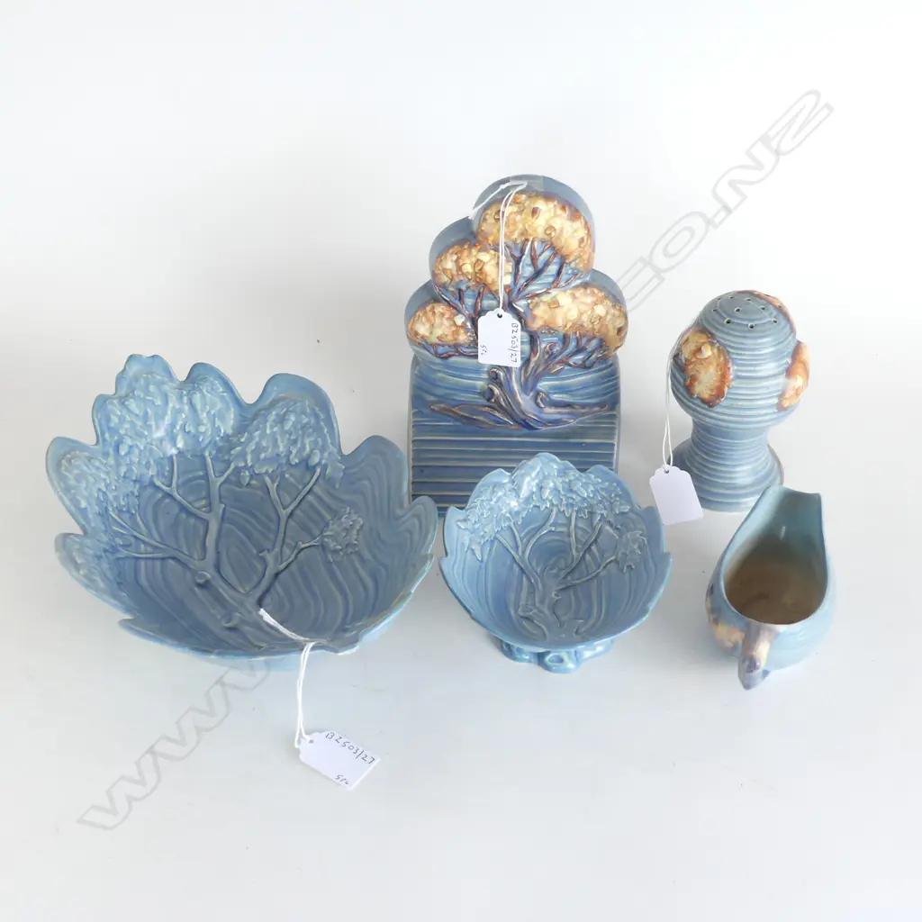 CARLTON WARE  BLUE TREE PAT 2 DISHES L280 LONGEST BOOKEND H170MM SUGAR CASTER  H120 & SMALL SAUCE JUG L130MM Image 1++