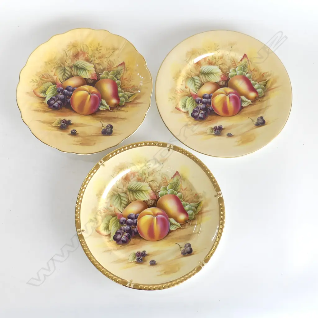 3 AYNSLEY ORCHARD GOLD CABINET PLATES 265mm dia Image 1++