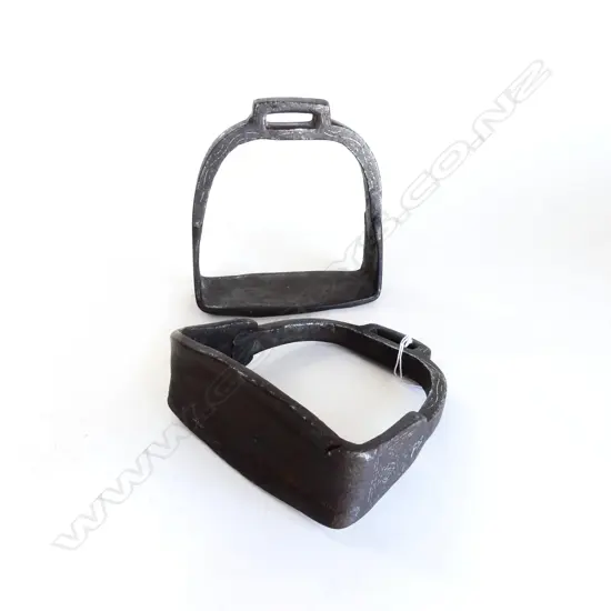 **RTV** PR 19thC CHINESE IRON STIRRUPS W SILVER INLAY/OVERLAY H.145mm.
