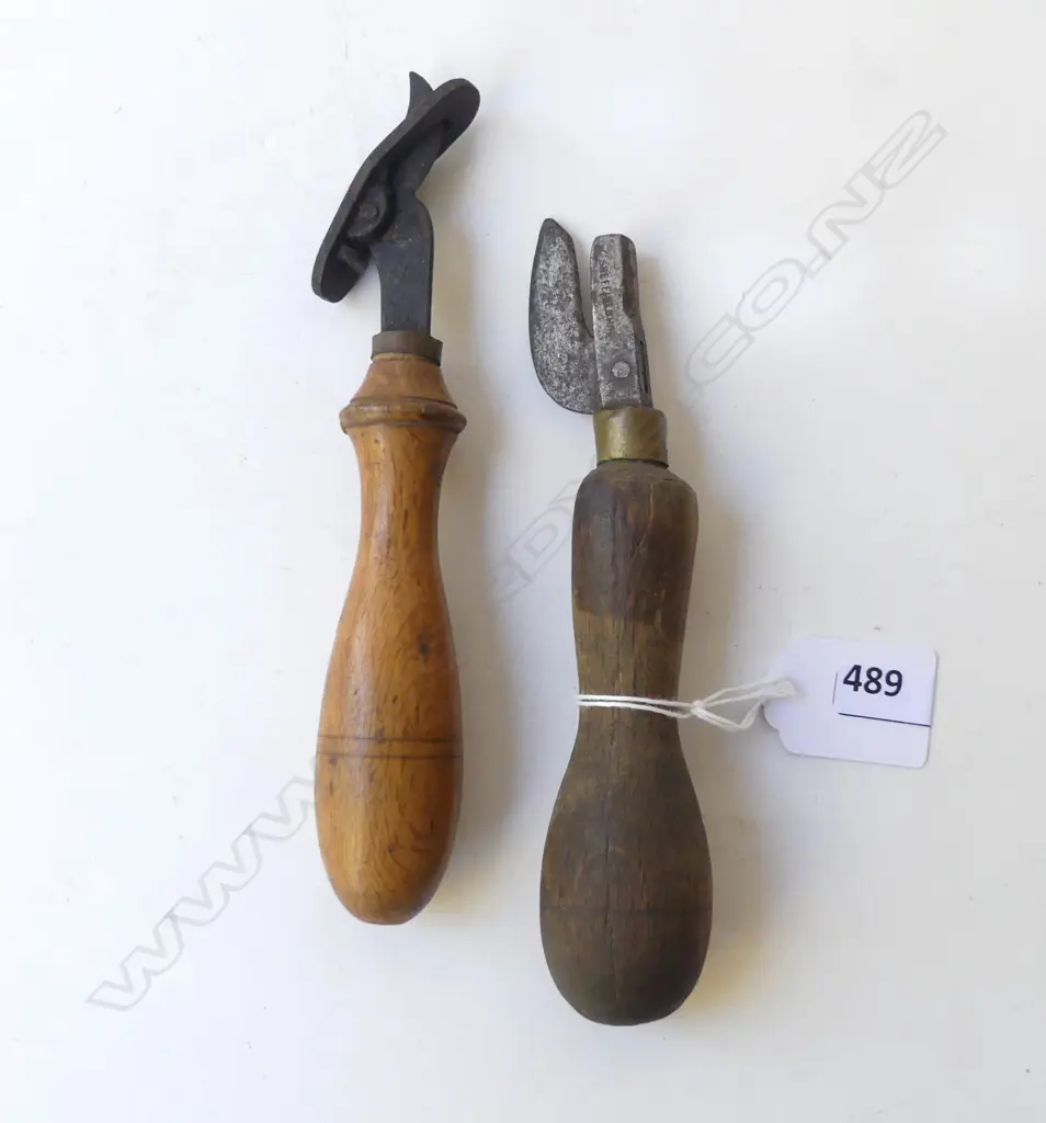 PAIR OF ANTIQUE CAN OPENERS WITH WOODEN HANDLES L.16CM Image 1++