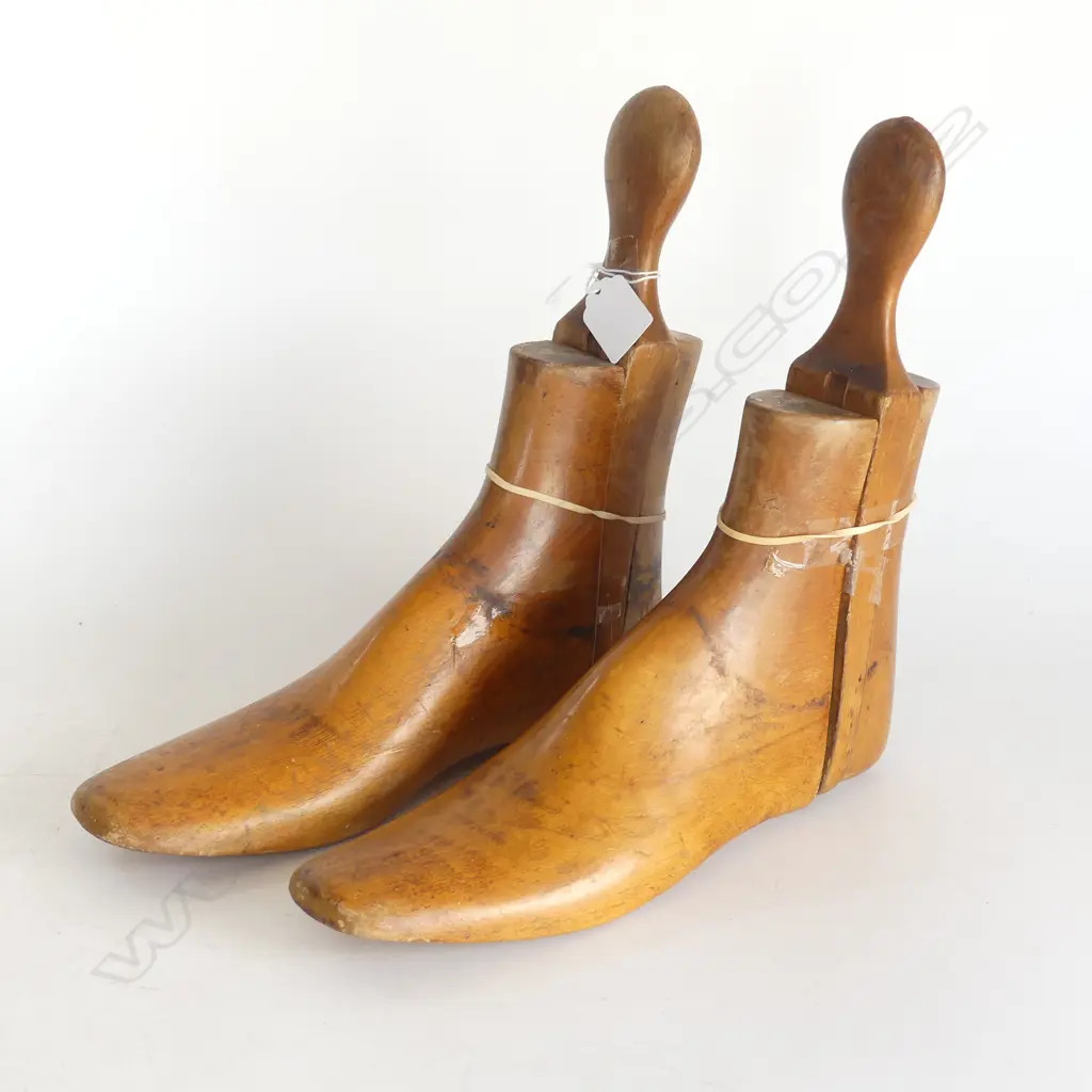 PAIR OF VINTAGE WOODEN SHOE TREES, L. 270mm Image 1++