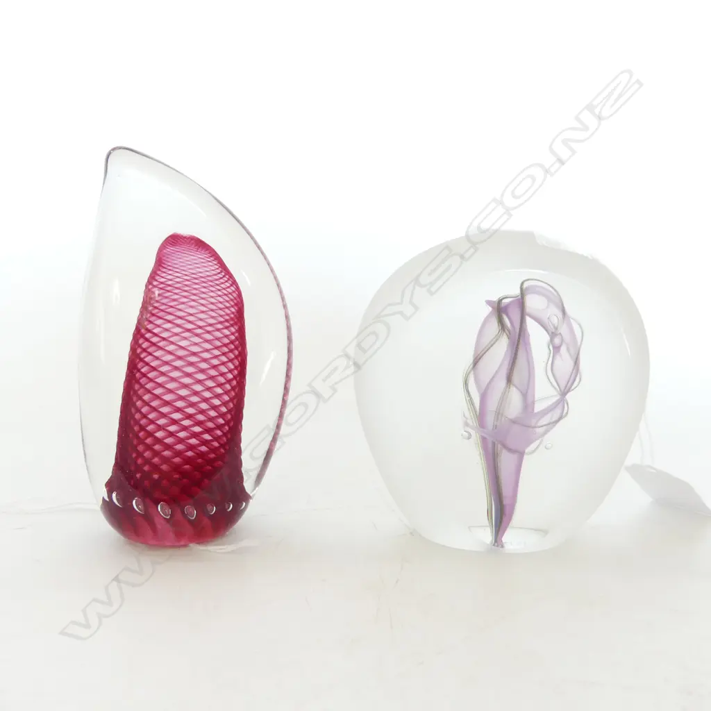 2 PETER VIESNIK PAPER WEIGHTS, RED GRAPH PATTERN INNER, signed,120mm & PURPLE STRING INNER, H.110mm Image 1++