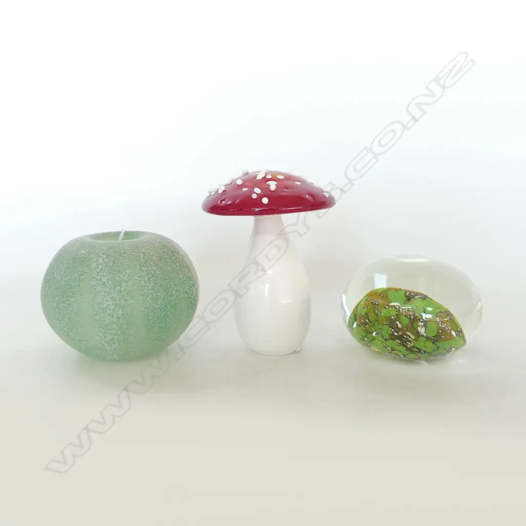 3 PC; TOADSTOOL, CAST GLASS DE FLUTE STUDIO, H.130mm. KINA, HANDBLOWN 2006 HOT GLASS STUDIO, H.80mm & GLASS PAPERWEIGHT  Image 1++