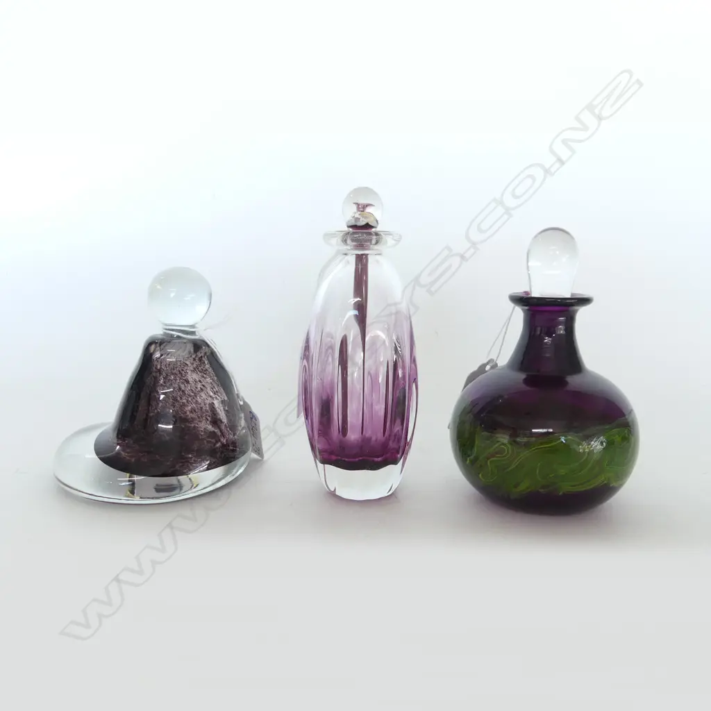 3 ART GLASS SCENT BOTTLES, 2 DE FLUTE STUDIO & ONE OTHER, TALLEST H.125mm Image 1++