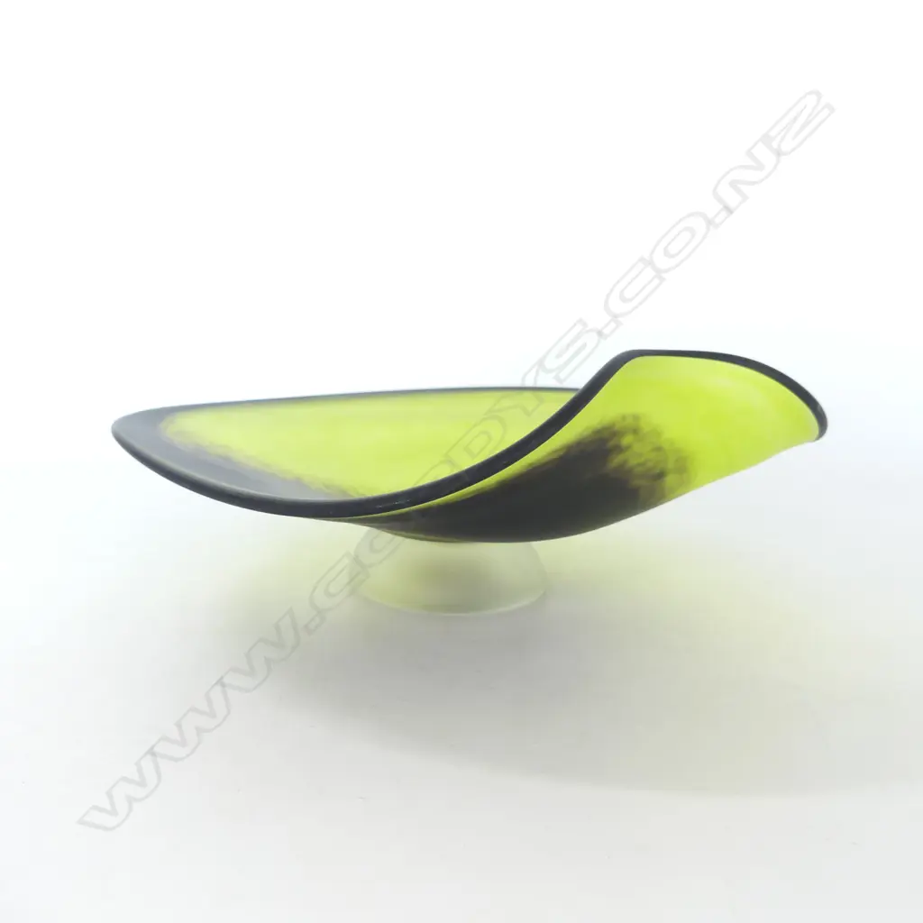 GRN/BLK FOOTED WAVE DISH, HANDBLOWN NZ ART GLASS DE FLUTE STUDIO 2000. H.110mm  DIA.280mm Image 1++